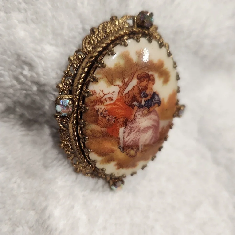 Vintage Fragonard Courting Couple Cameo Brooch Gold Tone AB Rhinestone Filigree‎